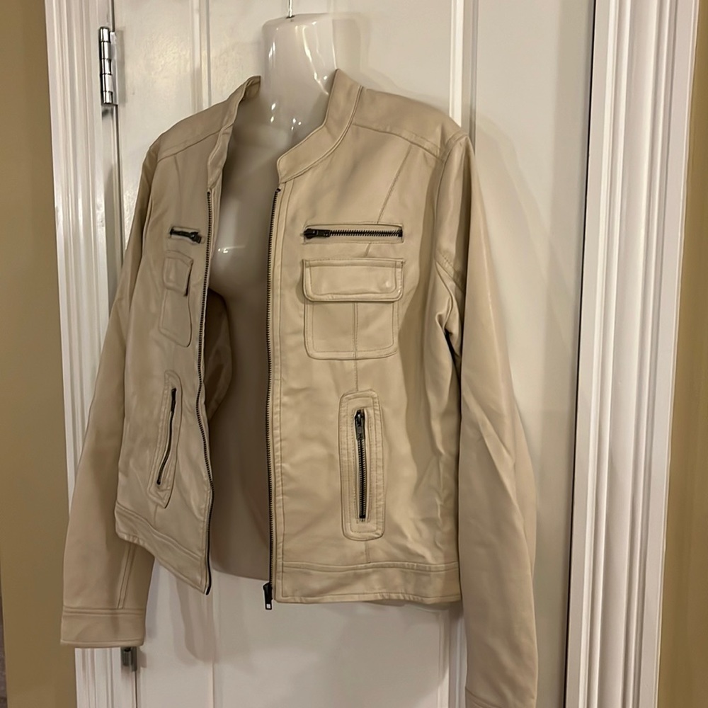 Suzy Shier Faux leather jacket. Cream. Sz-L